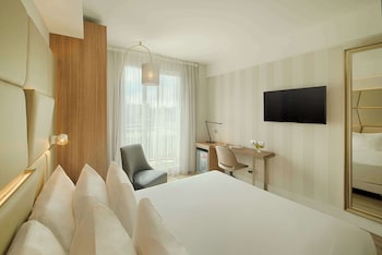 Family Room (Adjoining Room, 3AD+1CH)