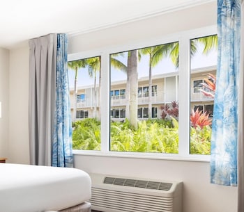 Deluxe Room, 1 King Bed, Garden View