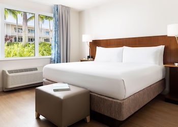 Room, 1 King Bed, Hearing Accessible (Mobility Accessible with Bathtub)