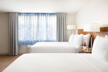 Room, 2 Queen Beds, Pool View