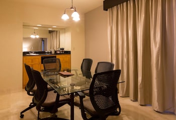 Suite, 2 Bedrooms (Conference Table)