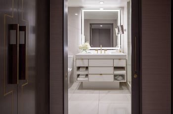 Premier Room, 1 King Bed, Hearing Accessible (Mobility/Hearing, RI Shower)