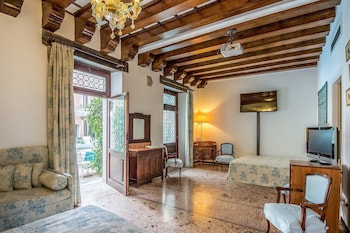 Suite, Pool Access