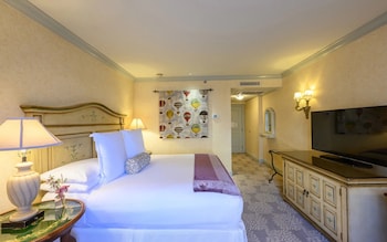 Deluxe Room, 1 Queen Bed, City View (Deluxe Town View Queen)