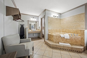 Deluxe Room, 1 King Bed, Non Smoking, Jetted Tub