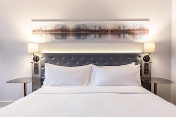 Suite, 1 King Bed, Canal View