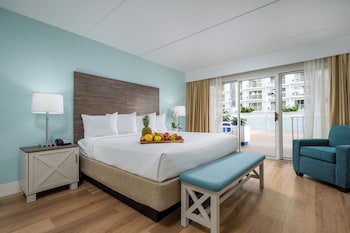 Suite, 1 King Bed with Sofa bed (Pool Level)