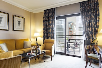 Suite, 1 King Bed, Terrace (Ambassador, Club Lounge Access)