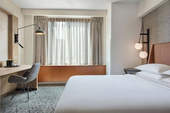 Room, 1 Queen Bed (Mobility/Hearing Accessible, Tub)