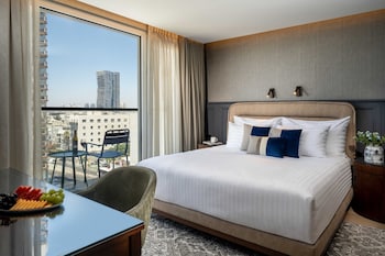 Junior Suite, 1 King Bed, Club Lounge Access (Lounge Access)