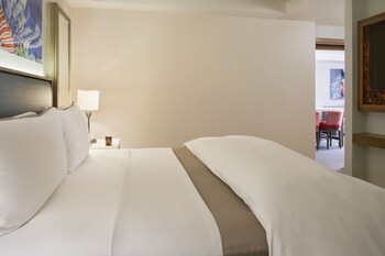 Wholesome Family, 2 Bedroom Suite, Pool view, Laundry Room