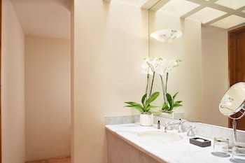 Presidential Suite, 1 King, Ocean view, High floor