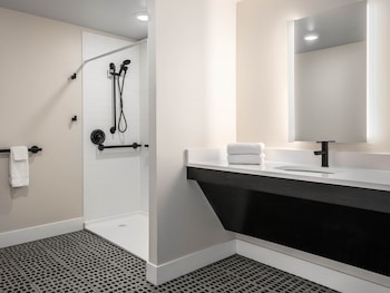 Room, 1 King Bed, Roll-in Shower, Balcony (Communications Accessible)