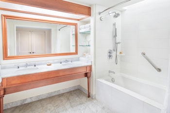 Room, 2 Queen Beds, Accessible, Bathtub