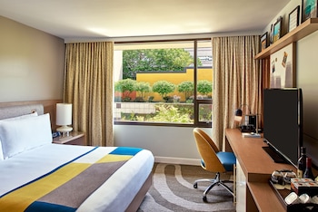 Premier Room, 1 King Bed (Garden)