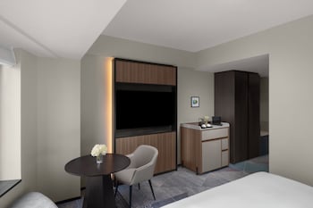 Classic Room, 1 King Bed (High Floor)
