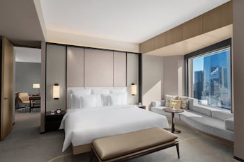 Suite, 1 King Bed, Club Lounge Access (Hana)
