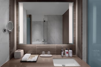 Suite, 1 King Bed, Club Lounge Access (Tori)