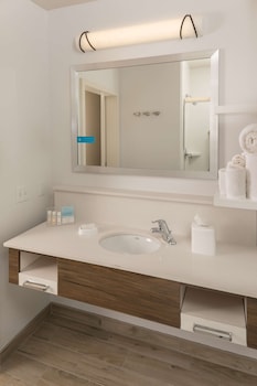 Room, 2 Queen Beds, Accessible, Bathtub