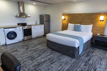 Signature Room, 1 King Bed, Kitchen, Partial Ocean View