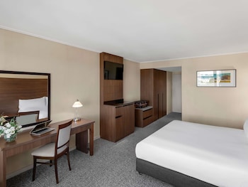 Deluxe Room, 1 King Bed (City Side)