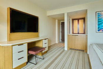 Room, 1 King Bed, Accessible, Balcony (Mobility & Hearing, Bathtub)