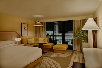 Room, 1 King Bed, Accessible, Balcony (Mobility & Hearing, Bathtub)