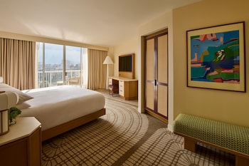 Room, 1 King Bed, Accessible, Balcony (Mobility & Hearing, Bathtub)