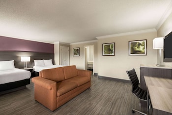 Suite, 2 Double Beds, Non Smoking, Corner