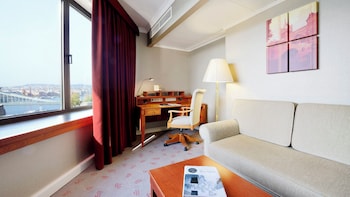 Junior Suite, 1 Queen Bed, River View