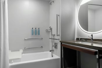 Room, 1 King Bed, Non Smoking (Mobility Accessible, Tub)