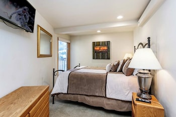 Condo, 3 Bedroom 2 Bathrooms (Gold)