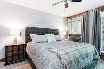 Condo, 2 Bedrooms 2 Bathrooms(Diamond 1000 Square Foot Condominium)