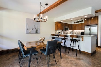 Condo, 2 Bedrooms 2 Bathrooms(Diamond 1000 Square Foot Condominium)