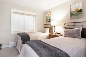 Condo, 2 Bedrooms 2 Bathrooms(Diamond 1000 Square Foot Condominium)