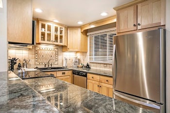 Condo, 2 Bedrooms 2 Bathrooms (Platinum 900 Square Foot Condominium)