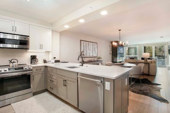 Condo, 2 Bedrooms 2 Bathrooms(Diamond 1000 Square Foot Condominium)