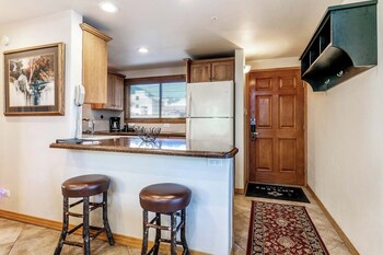 Condo, 3 Bedroom 2 Bathrooms (Gold)