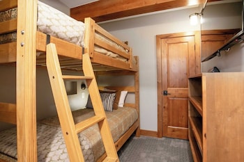 Condo, 2 Bedrooms 2 Bathrooms (Diamond 900 Square Foot Condominium)