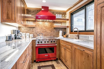 Condo, 2 Bedrooms 2 Bathrooms (Diamond 900 Square Foot Condominium)