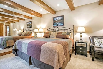 Condo, 2 Bedrooms 2 Bathrooms (Diamond 900 Square Foot Condominium)