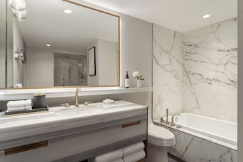 Junior Suite, 2 Queen Beds, Lake View