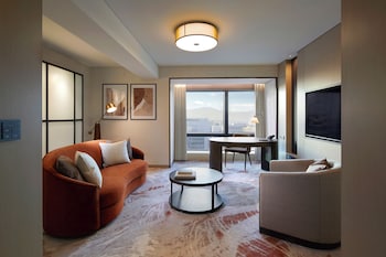 Suite, Corner