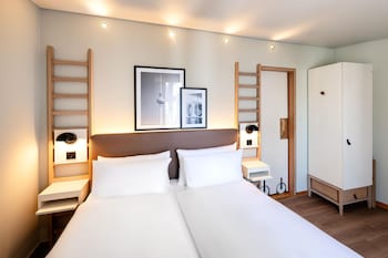 Standard Room, 1 Queen Bed