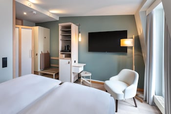 Standard Room, 1 King Bed
