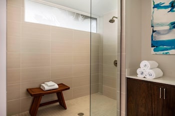 Room, 1 King Bed, Roll-in Shower, Oceanfront (Mobility/Hearing Access, Balcony)