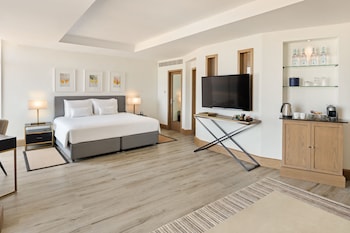 Resort View Junior Suite, Peacock Lounge, Beach, Splash Park & Mall Shuttle