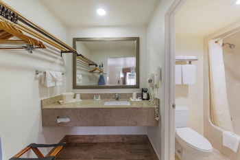1 King Bed, Nonsmoking, Exterior Corridor