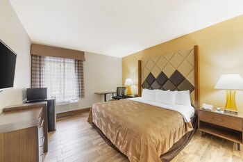 1 King Bed, Non-Smoking, Exterior Corridor, Accessible Room, Bathtub