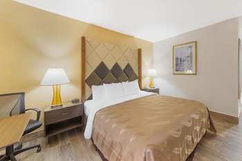 1 King Bed, Non-Smoking, Exterior Corridor, Accessible Room, Bathtub
